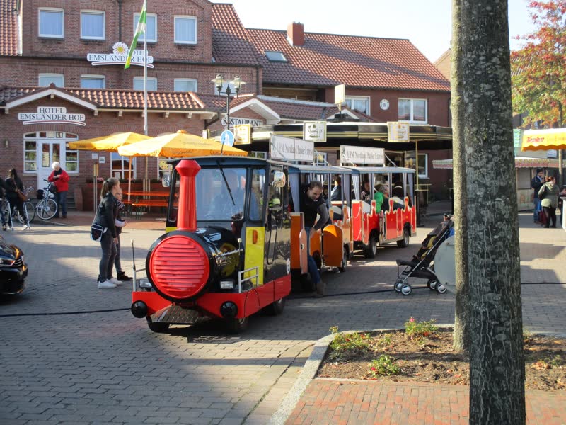 Bimmelbahn und Buden auf der Dörpener Kirmes