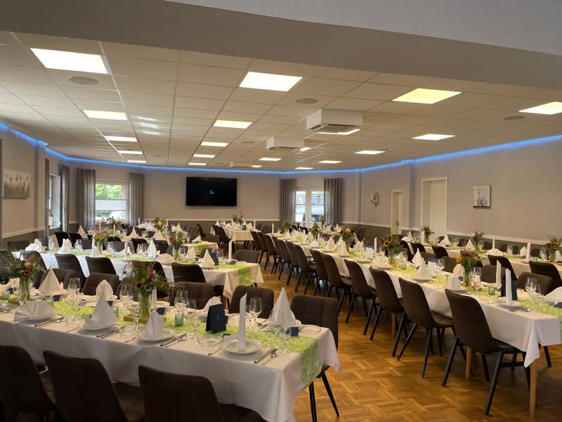 Festlich eingedeckter Saal